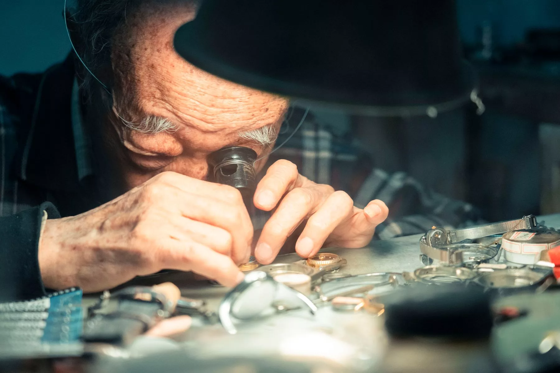 Horloger au travail dans son atelier
