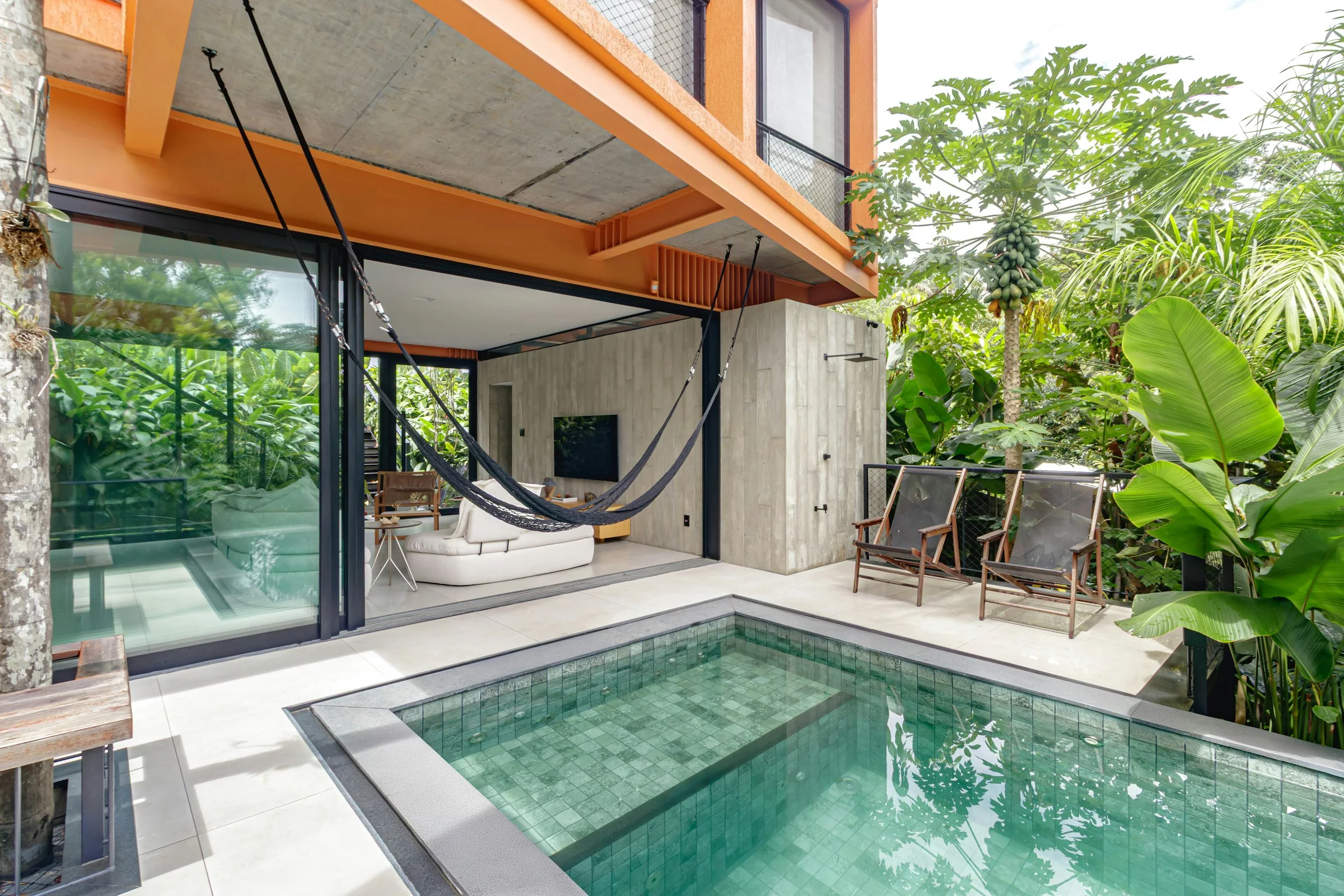 Maison contemporaine ouverte sur une piscine et un jardin