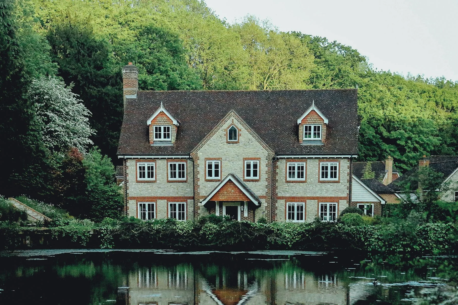 Maison contemporaine intégrée dans un paysage boisé
