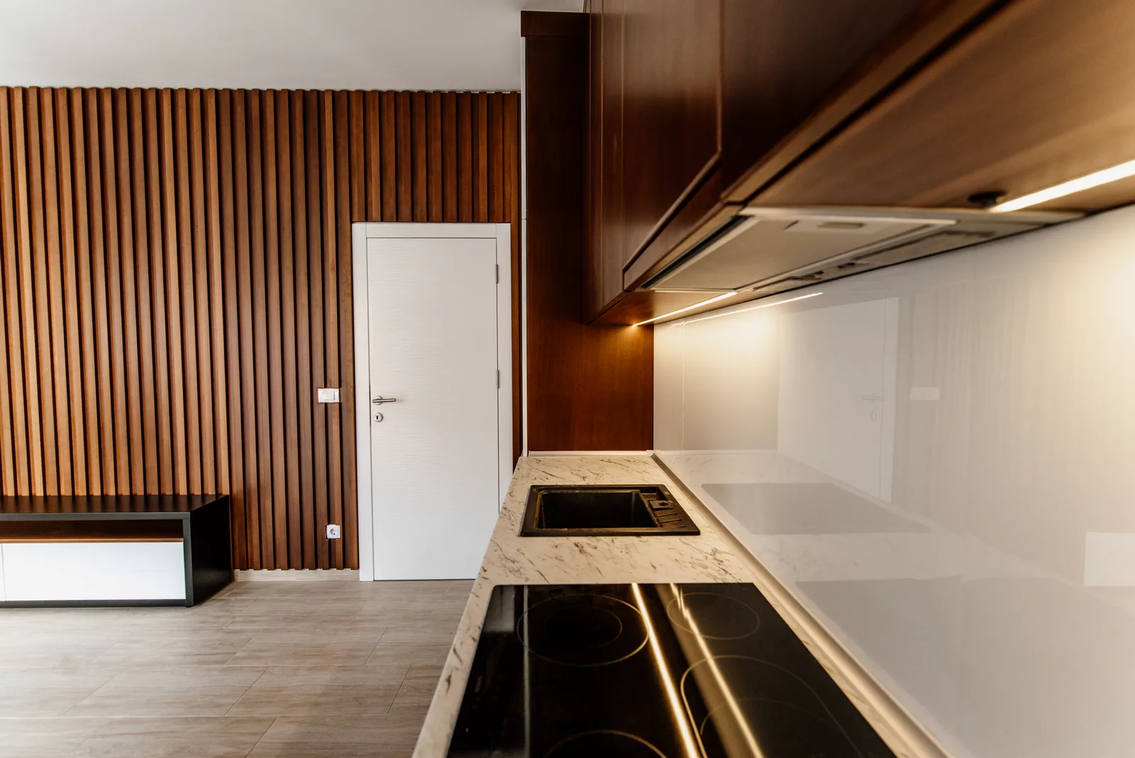Fertig renovierte moderne Küche mit Wohnbereich